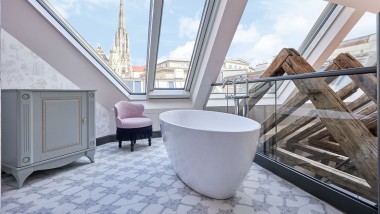 Freistehende Badewanne im Design-Hotel THE LEO GRAND (© Werner Streitfelder)