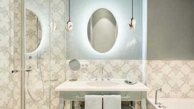 Waschplatz in einem Badezimmer des Design-Hotels THE LEO GRAND (© Werner Streitfelder)