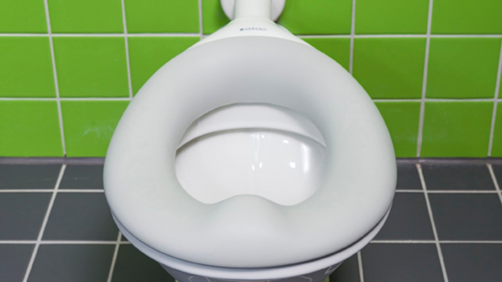 Kindgerechtes Stand-WCs der Serie Geberit Bambini Kindgerechtes Stand-WCs der Serie Geberit Bambini