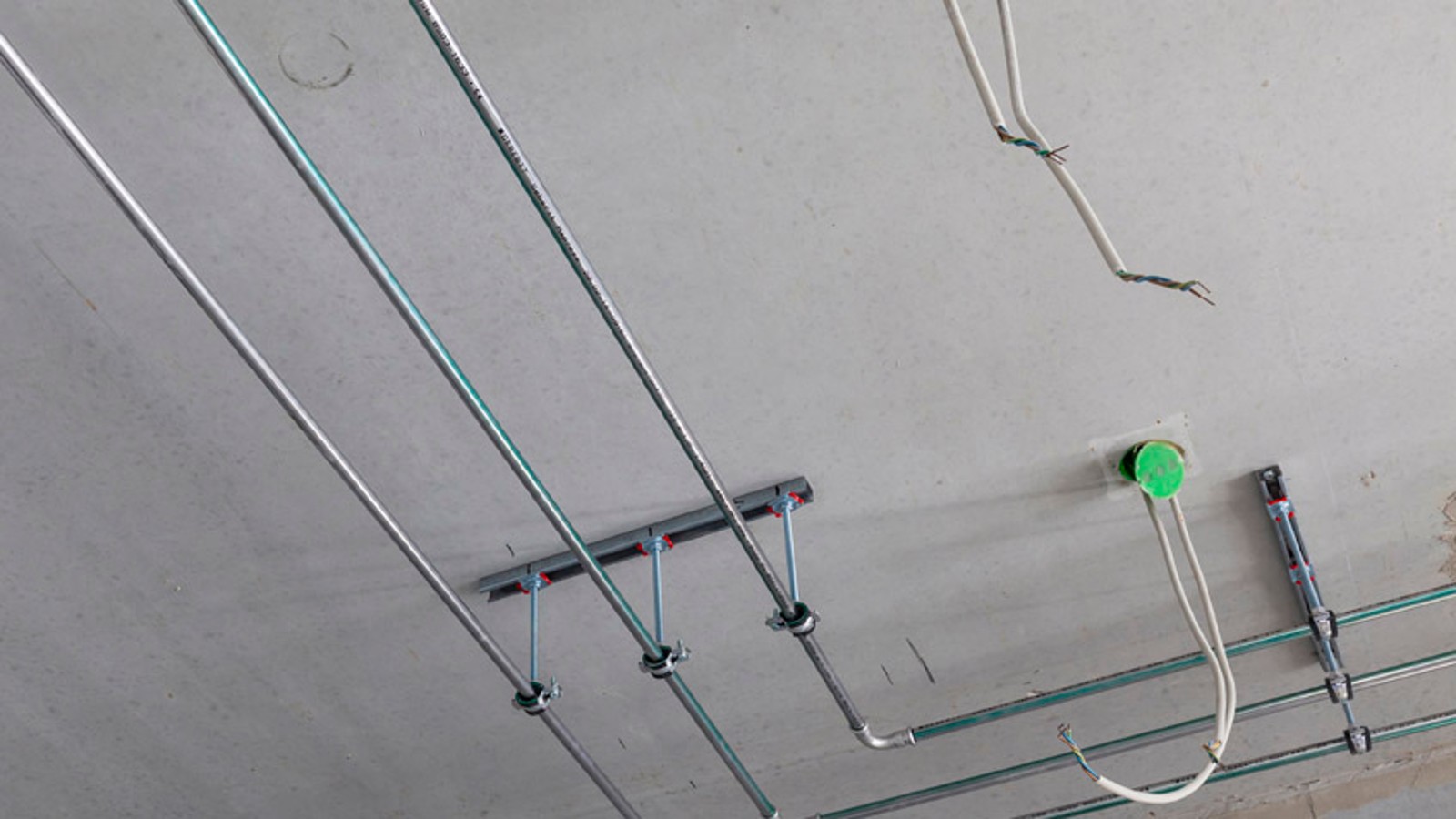 Geberit Mapress Edelstahl im Einsatz an der Decke Geberit Mapress Edelstahl im Einsatz an der Decke