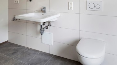 Wohnung ausgestattet mit Geberit Renova Comfort Square Waschtisch, spülrandlosem Renova Wand-WC und mit Sigma20 Betätigungsplatte