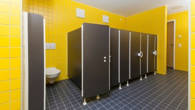 WC-Kabinen mit WCs und Betätigungsplatten aus dem Hause Geberit