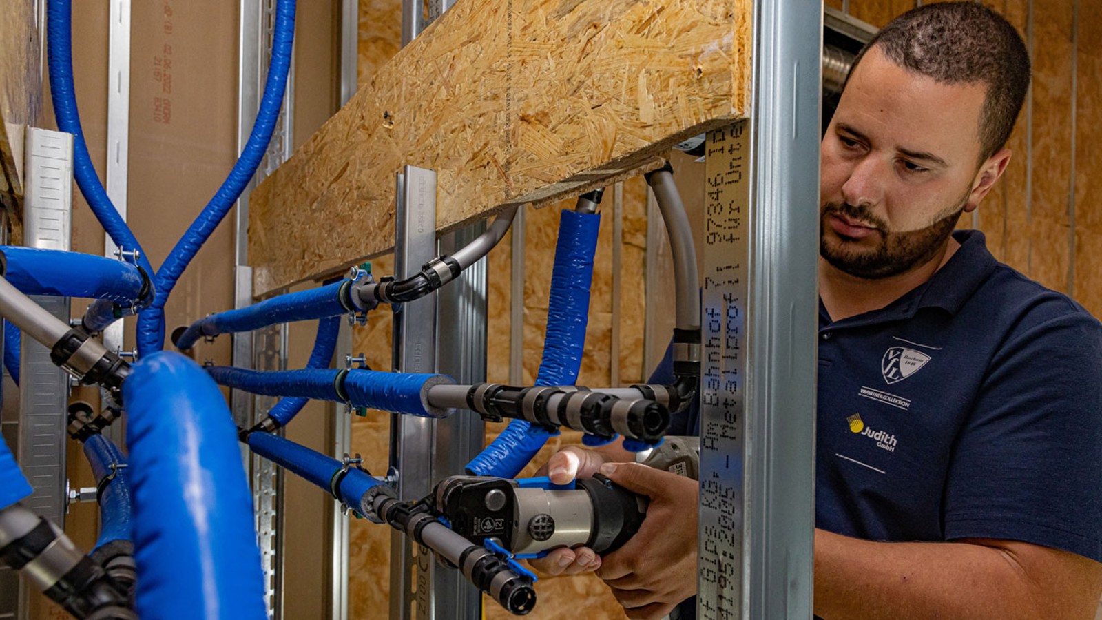 Monteure der Firma Judith bei der Installation von Geberit FlowFit. Monteure der Firma Judith bei der Installation von Geberit FlowFit.