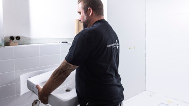 Montage des Geberit Renova Plan Waschtischs Montage des Geberit Renova Plan Waschtischs