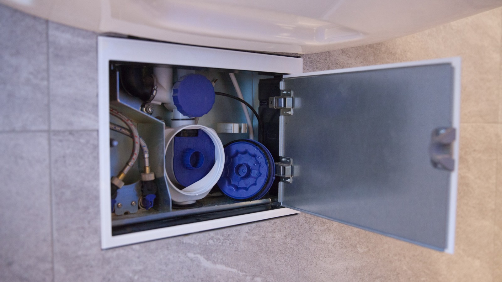 Die Sanitärtechnik der Geberit ONE Waschtische verschwindet in der Wand.