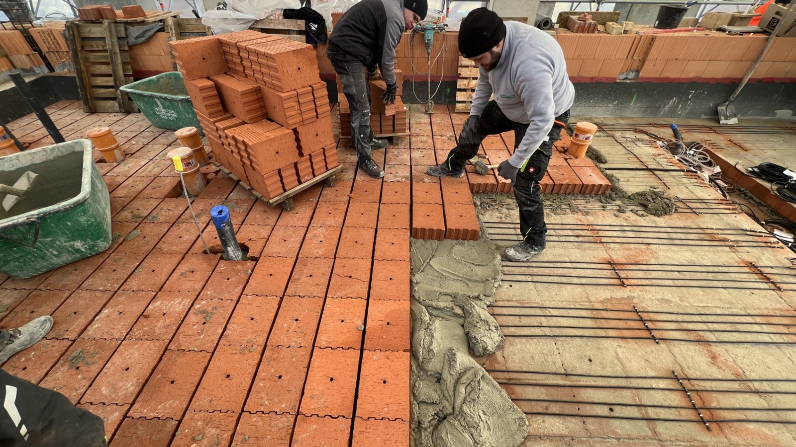 Der Bodenaufbau mit Vollziegel-Speicherblock bestehend aus Ziegelsteinen. (© HG, Schwarz)