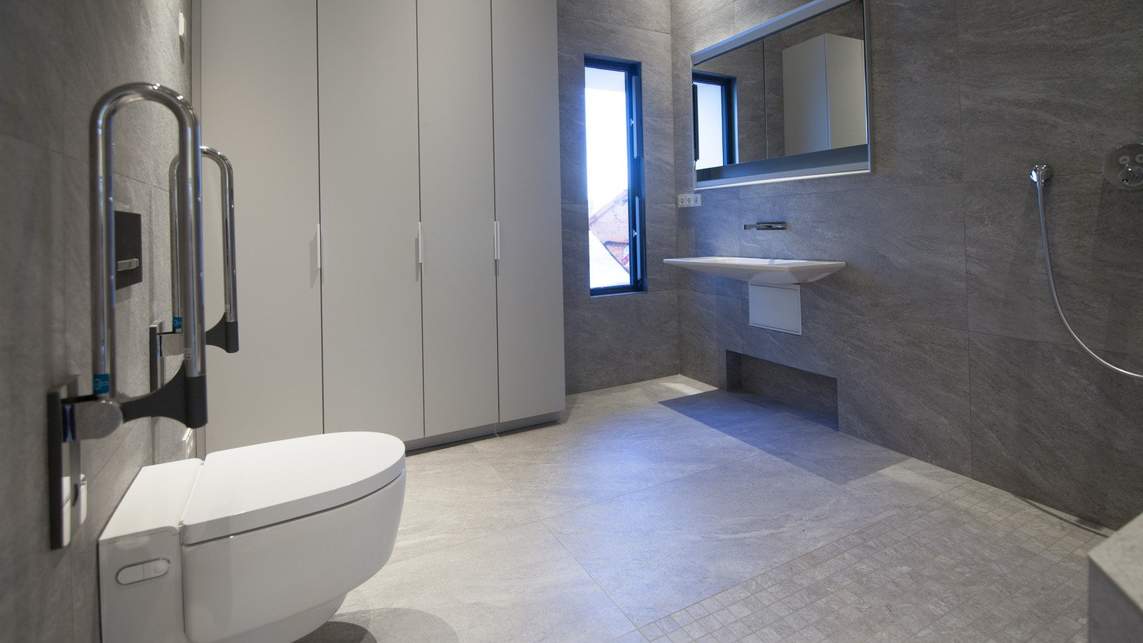 Das Badezimmer ausgestattet mit dem Geberit Dusch-WC AquaClean Mera Comfort.