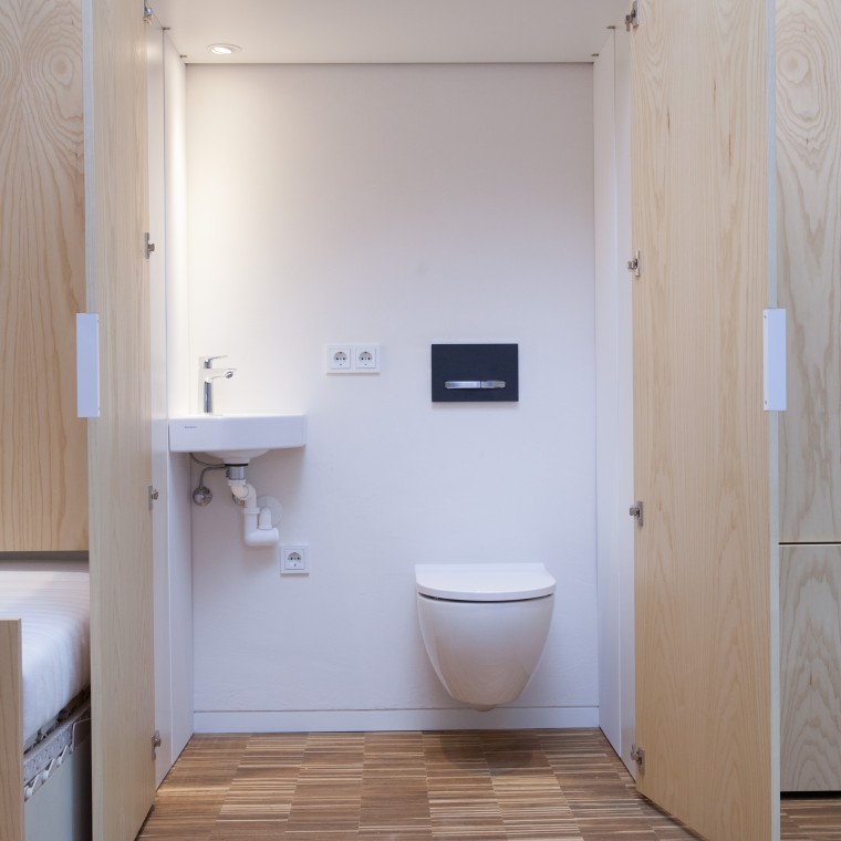 Versteckter Sanitärbereich im Wandschrank mit Geberit Acanto WC. Versteckter Sanitärbereich im Wandschrank mit Geberit Acanto WC.