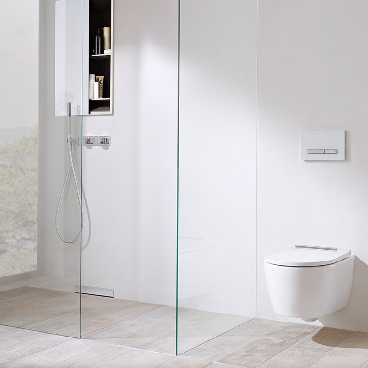 Helle Farben und transparente Duschtrennwände lassen kleine Bäder optisch größer wirken. Helle Farben und transparente Duschtrennwände lassen kleine Bäder optisch größer wirken.