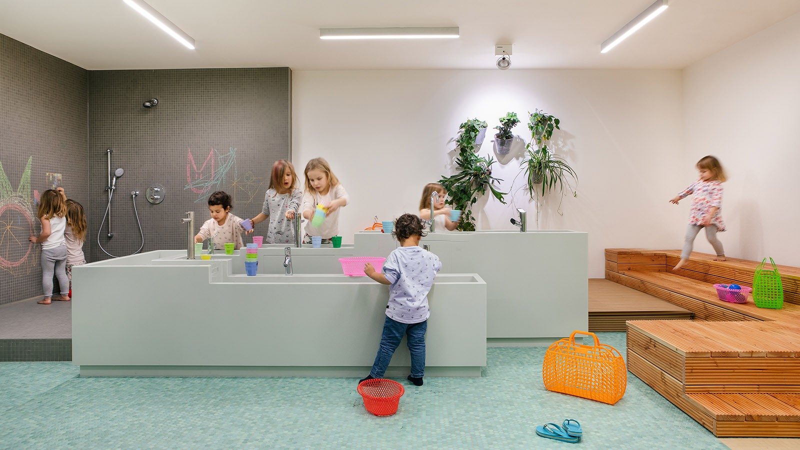 Kindgerechter Nassbereich in einer Kindertagesstätte