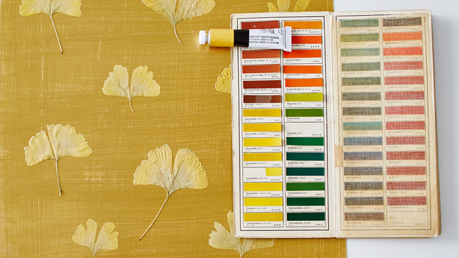 Die luxuriöse Kollektion „GINKGO“ mit echten Blättern auf goldenem Grund. Foto: © Design Studios Breitenbach und Töchter Die luxuriöse Kollektion „GINKGO“ mit echten Blättern auf goldenem Grund. Foto: © Design Studios Breitenbach und Töchter