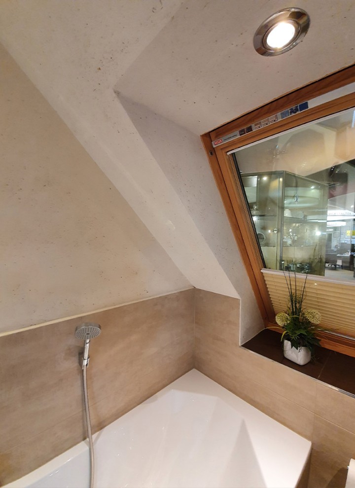 Badewanne unter Dachschräge in einem Showroom Badewanne unter Dachschräge in einem Showroom