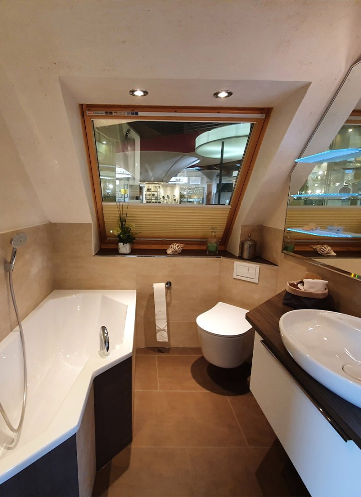 Badezimmer mit Dachschräge in Showroom