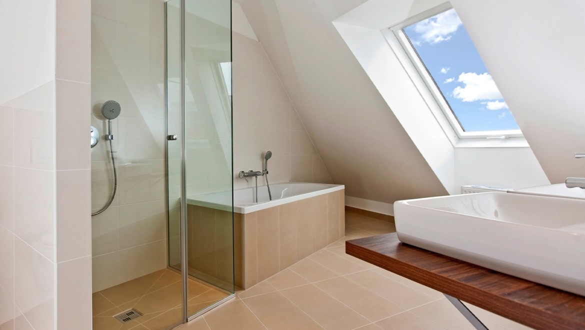 Helles Badezimmer mit Dachschräge Helles Badezimmer mit Dachschräge