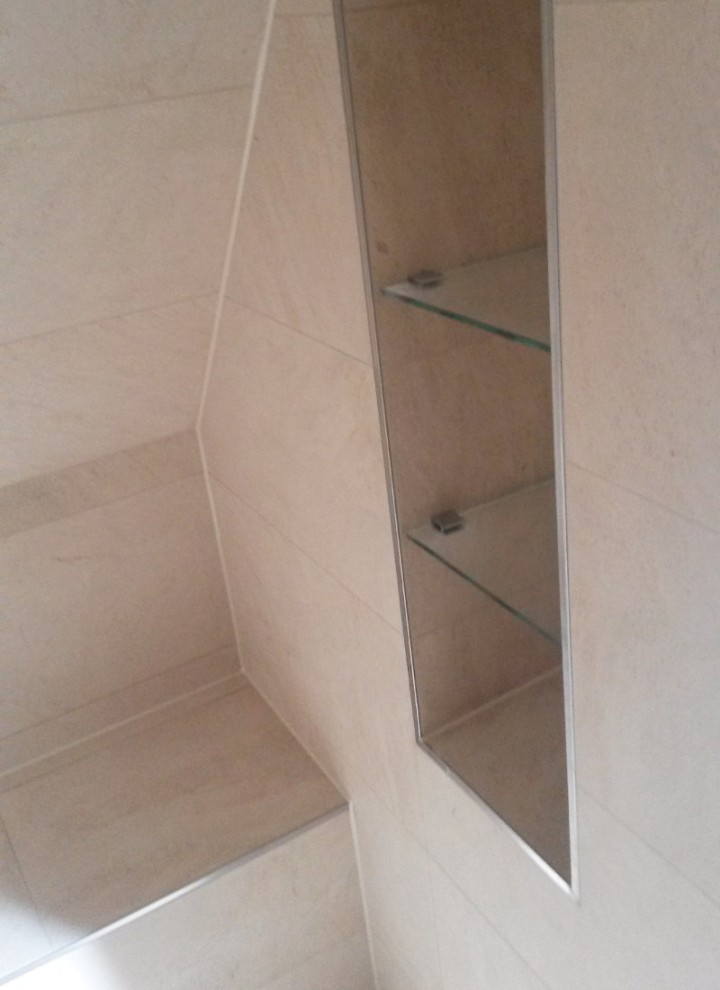 Dusche mit Sitzbank und Nischenablage unter einer Dachschräge Dusche mit Sitzbank und Nischenablage unter einer Dachschräge