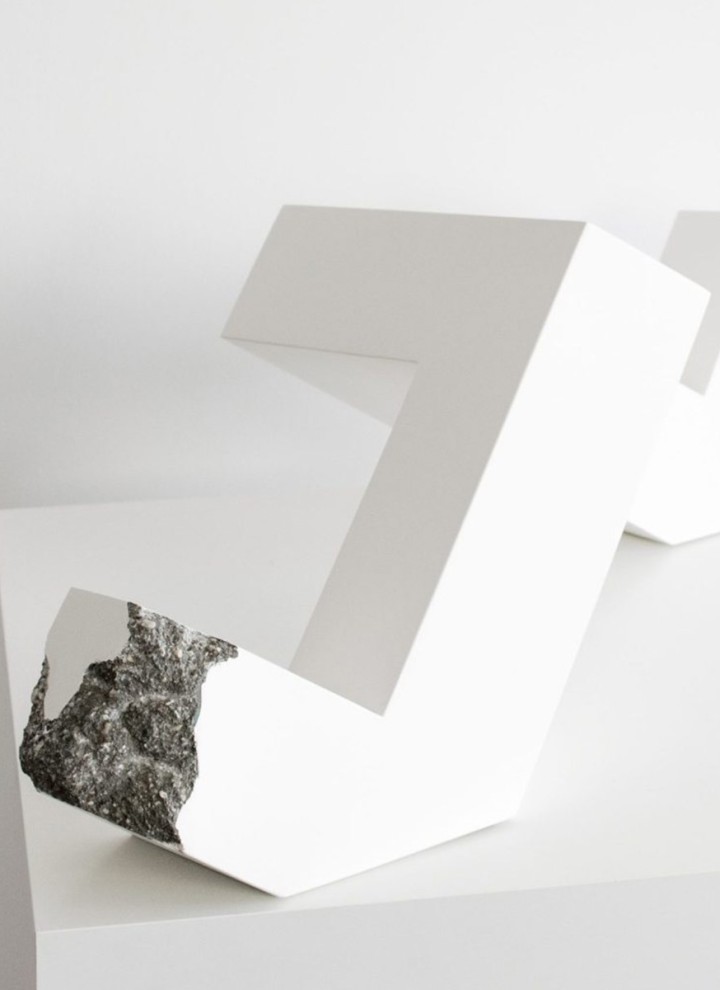 Beton-Skulptur „Crazy leg 5“, besprüht Beton-Skulptur „Crazy leg 5“, besprüht