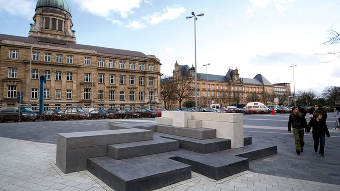 Beton-Skuptur „20357“, Karolinenplatz in Hamburg