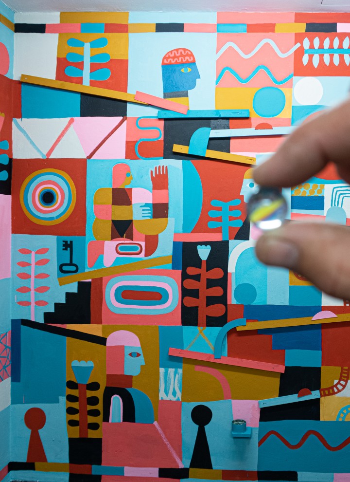 Detail der Installation mit Murmelbahn des englischen Künstlers David Shillinglaw (© Julia Schwendner) Detail der Installation mit Murmelbahn des englischen Künstlers David Shillinglaw (© Julia Schwendner)