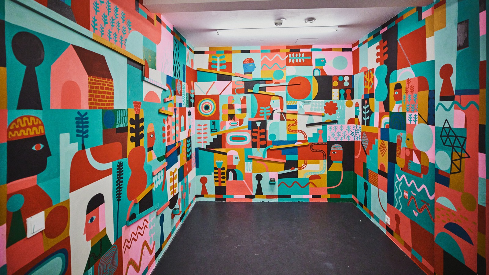 Installation mit Murmelbahn von David Shillinglaw in der Ausstellung „Psychogeography“ in der Galerie heliumcowboy, Hamburg im Mai 2023 Installation mit Murmelbahn von David Shillinglaw in der Ausstellung „Psychogeography“ in der Galerie heliumcowboy, Hamburg im Mai 2023