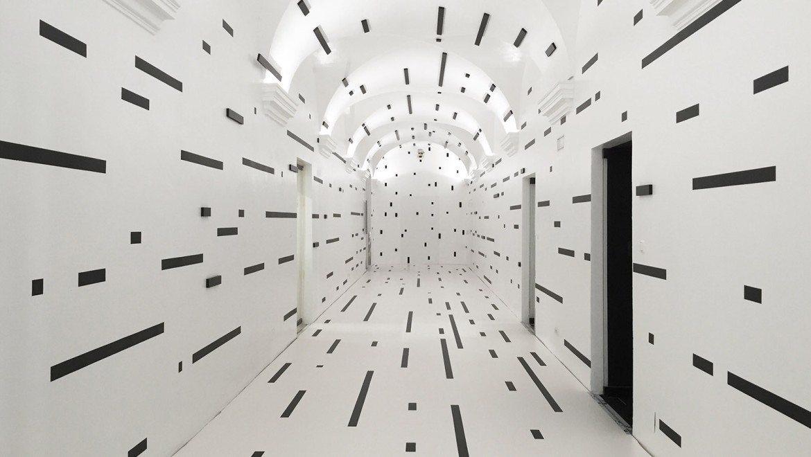 “Warum betreten wir Räume?”, Installation SINNESRAUSCH – ALICE verdrehte Welt, OK Center for Contemporary Art Linz, 2017, Foto: Esther Stocker
