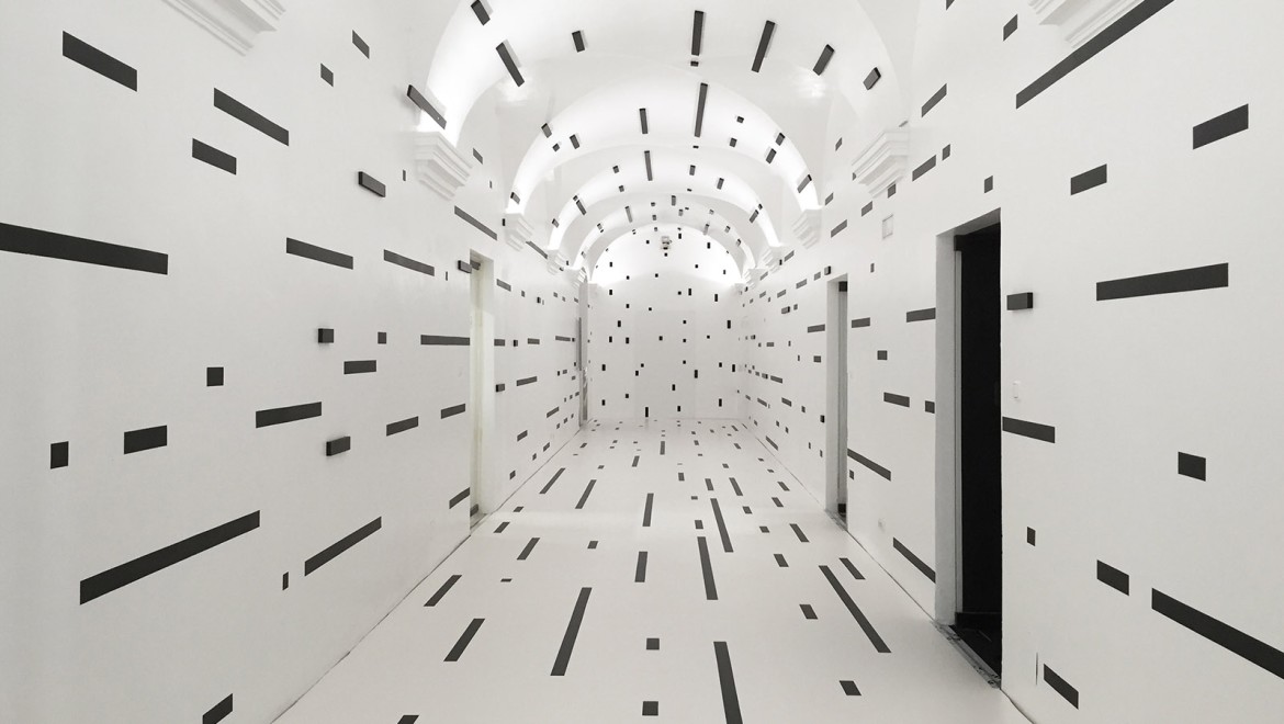 “Warum betreten wir Räume?”, Installation SINNESRAUSCH – ALICE verdrehte Welt, OK Center for Contemporary Art Linz, 2017, Foto: Esther Stocker “Warum betreten wir Räume?”, Installation SINNESRAUSCH – ALICE verdrehte Welt, OK Center for Contemporary Art Linz, 2017, Foto: Esther Stocker