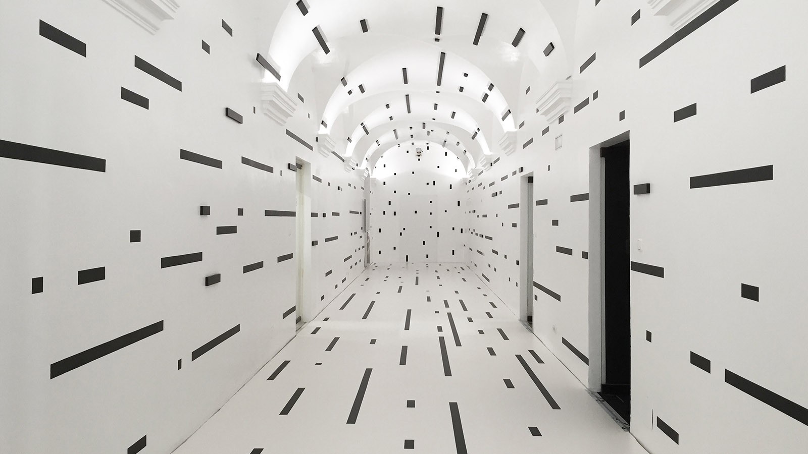 “Warum betreten wir Räume?”, Installation SINNESRAUSCH – ALICE verdrehte Welt, OK Center for Contemporary Art Linz, 2017, Foto: Esther Stocker