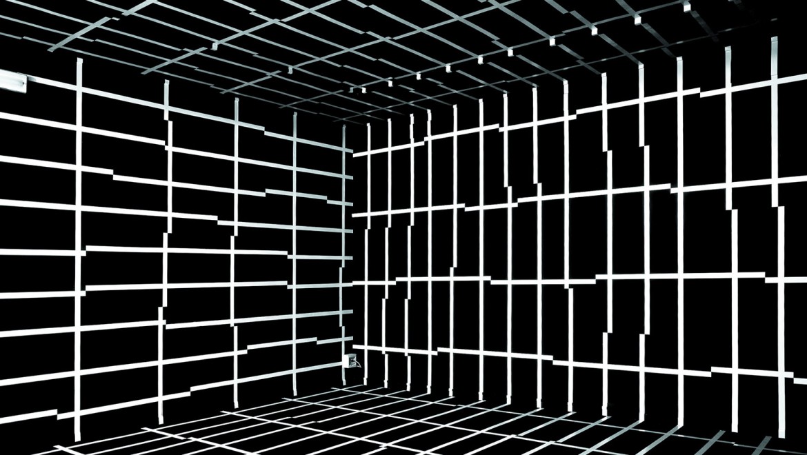 “In der formalen Betrachtung existiert die Wand nur als Oberfläche, als Begrenzung von Körper und Raum, wobei im Prinzip die eine Seite der Wand von der anderen nichts weiß. (Feldtkeller)”, Galleria Contemporaneo, Mestre, 2006, Foto: Primoz Bizjak