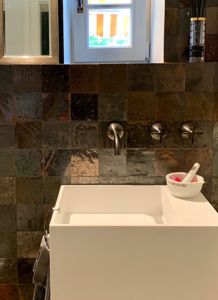 Handformfliesen in einer Lavametallic-Mischung Handformfliesen in einer Lavametallic-Mischung