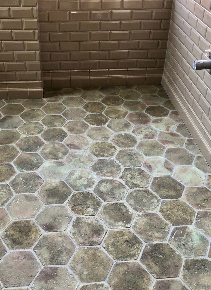 Abschlussleisten, eine Reminiszenz an die Wände der Pariser Metro. Abschlussleisten, eine Reminiszenz an die Wände der Pariser Metro.