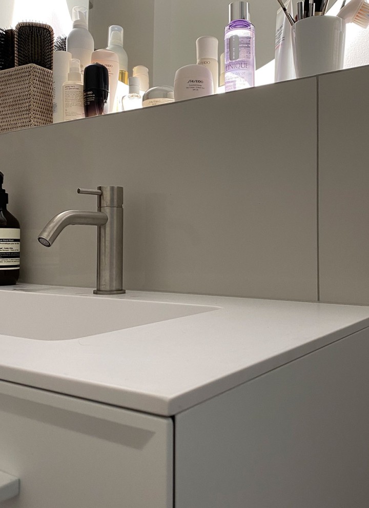 Glänzende Platten an der Wand Glänzende Platten an der Wand