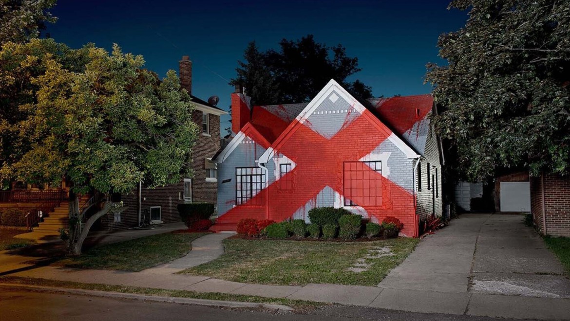 Kunstwerk von Ian Strange - Haus mit rotem Kreuz Kunstwerk von Ian Strange - Haus mit rotem Kreuz
