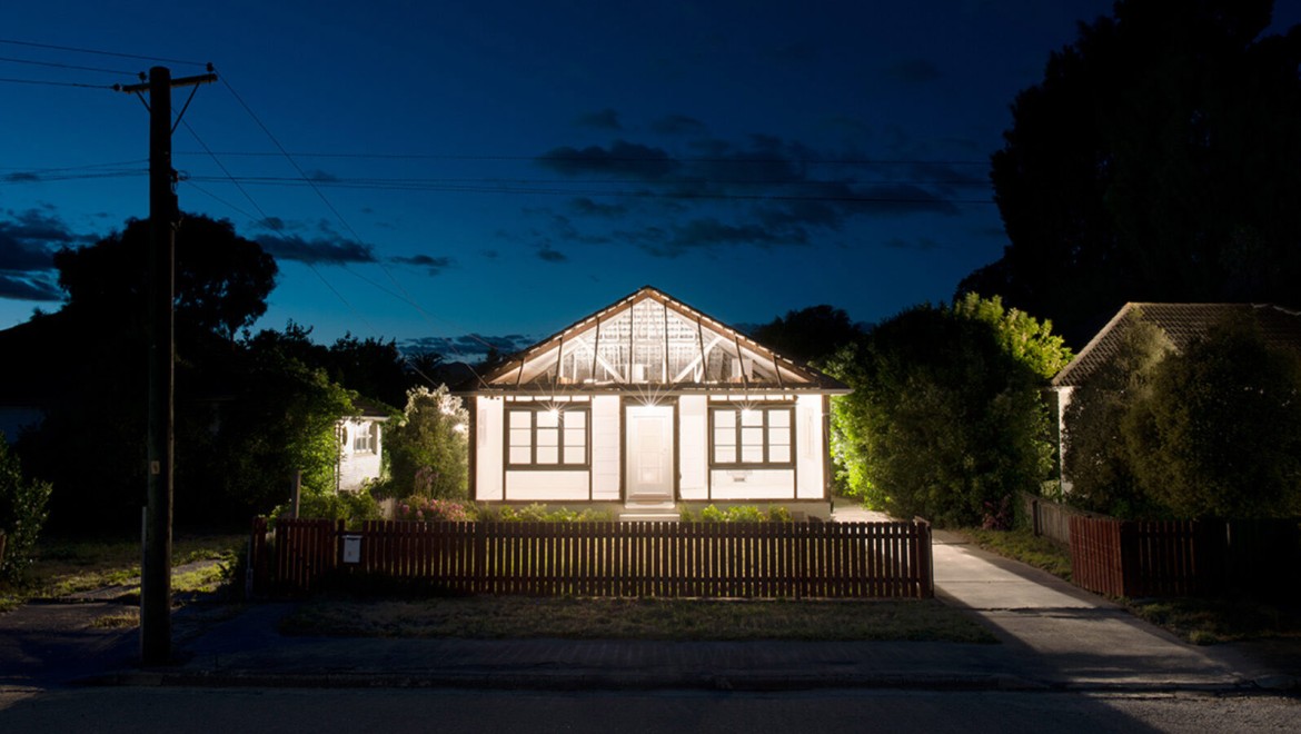 Kunstwerk von Ian Strange - beleuchtetes Haus mit Blick ins Innere