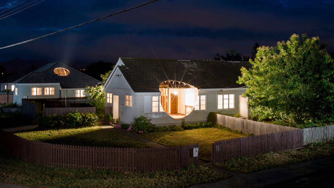 Kunstwerk von Ian Strange - Haus mit Loch Kunstwerk von Ian Strange - Haus mit Loch