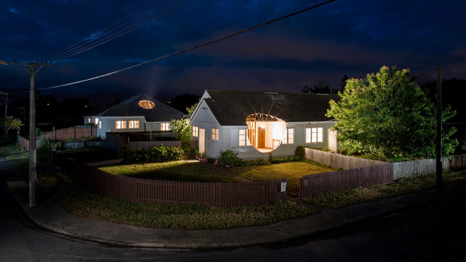 Kunstwerk von Ian Strange - Haus mit Loch