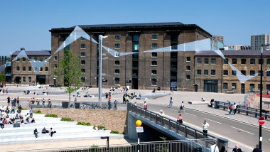 Central Saint Martins Schule der Kunst in London interpretiert durch den Schweizer Künstler Felice Varini (© Alamy).