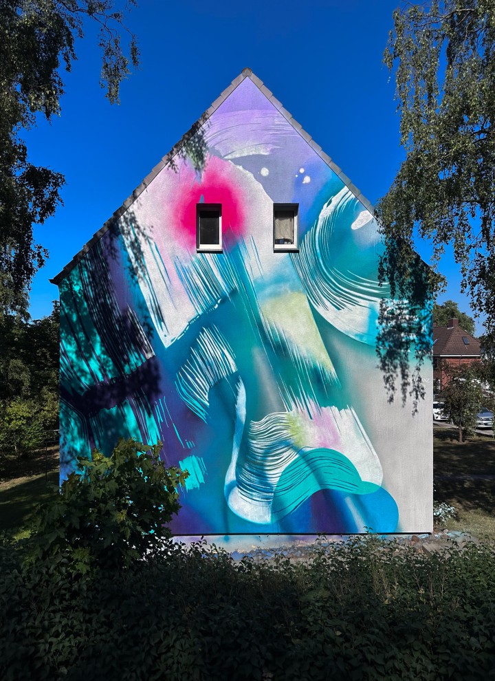 Die Natur im Bild eingefangen: Das Mural von Julia Benz in Lübeck nimmt die wandernden Schatten der Bäume in das Kunstwerk auf (© Julia Benz).