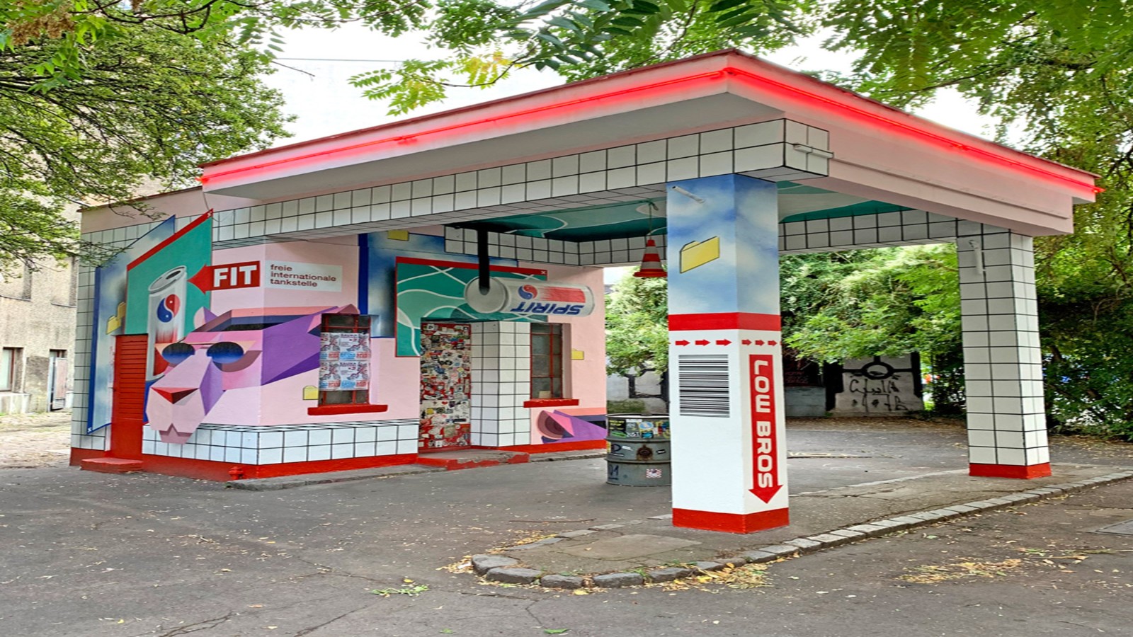 Gestaltung der FIT Tankstelle während der Urban Art Week in Berlin 2019.