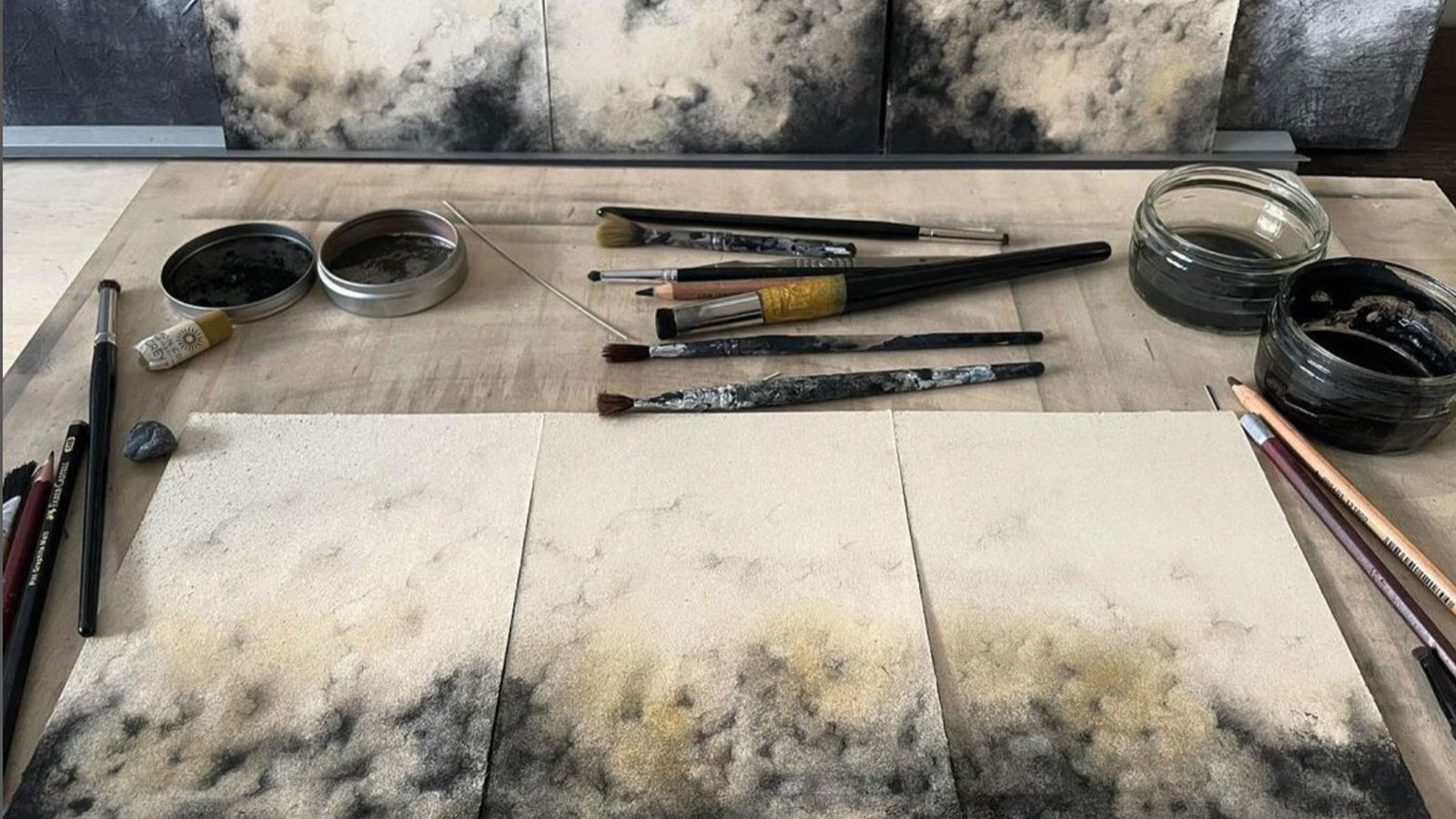 Die Entstehung eines neuen Kunstwerks mit Kohlepulver. (© Nicola Watson) Die Entstehung eines neuen Kunstwerks mit Kohlepulver. (© Nicola Watson)