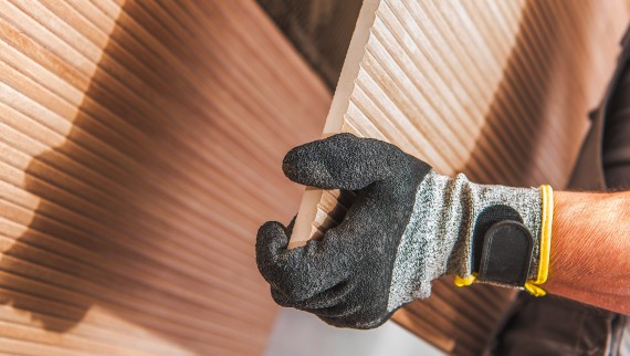 Badfliesen in Holzoptik beim Einbau Badfliesen in Holzoptik beim Einbau