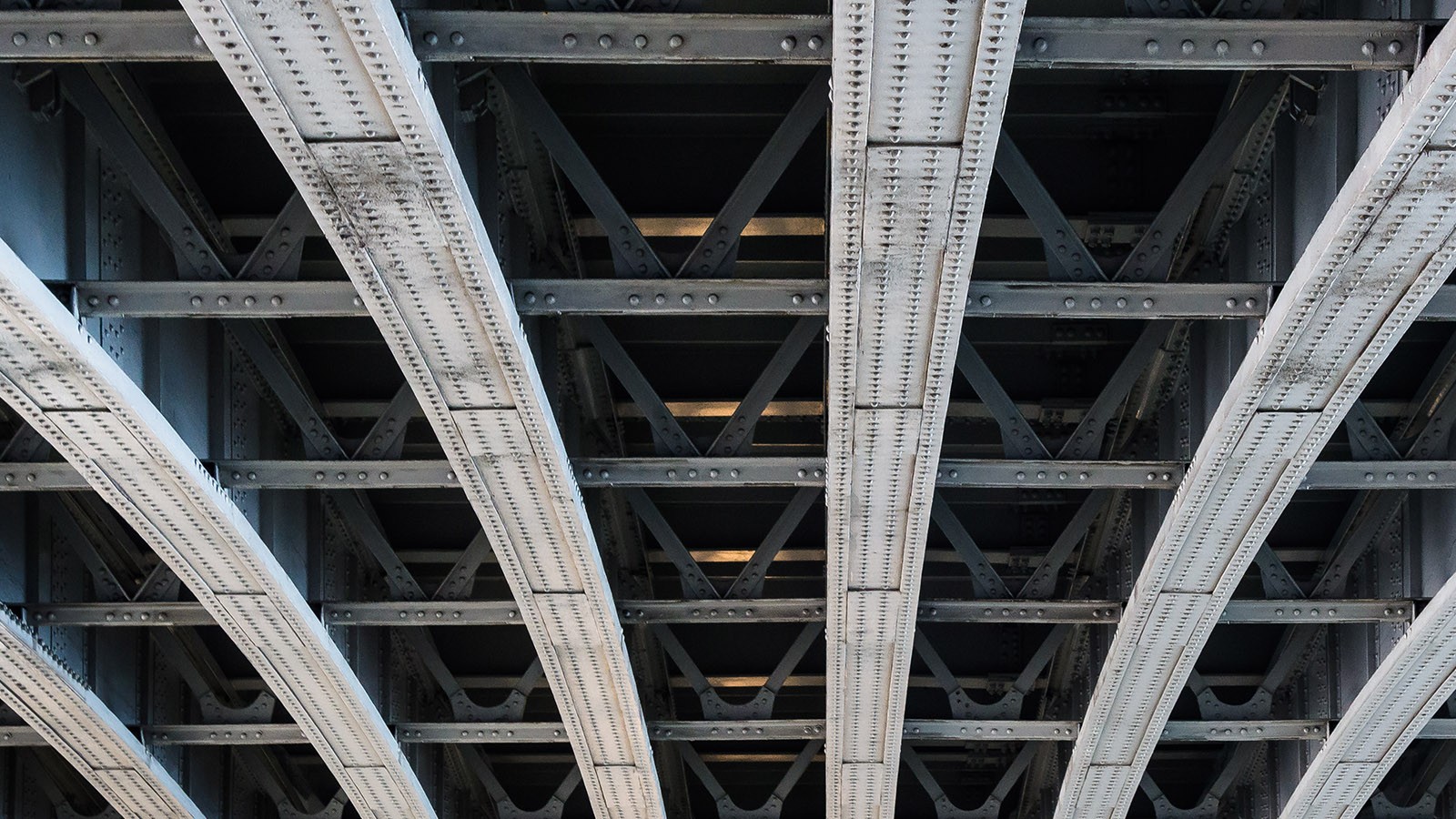 Erinnern an vergangene Zeiten: Nieten in Stahlträgern Erinnern an vergangene Zeiten: Nieten in Stahlträgern