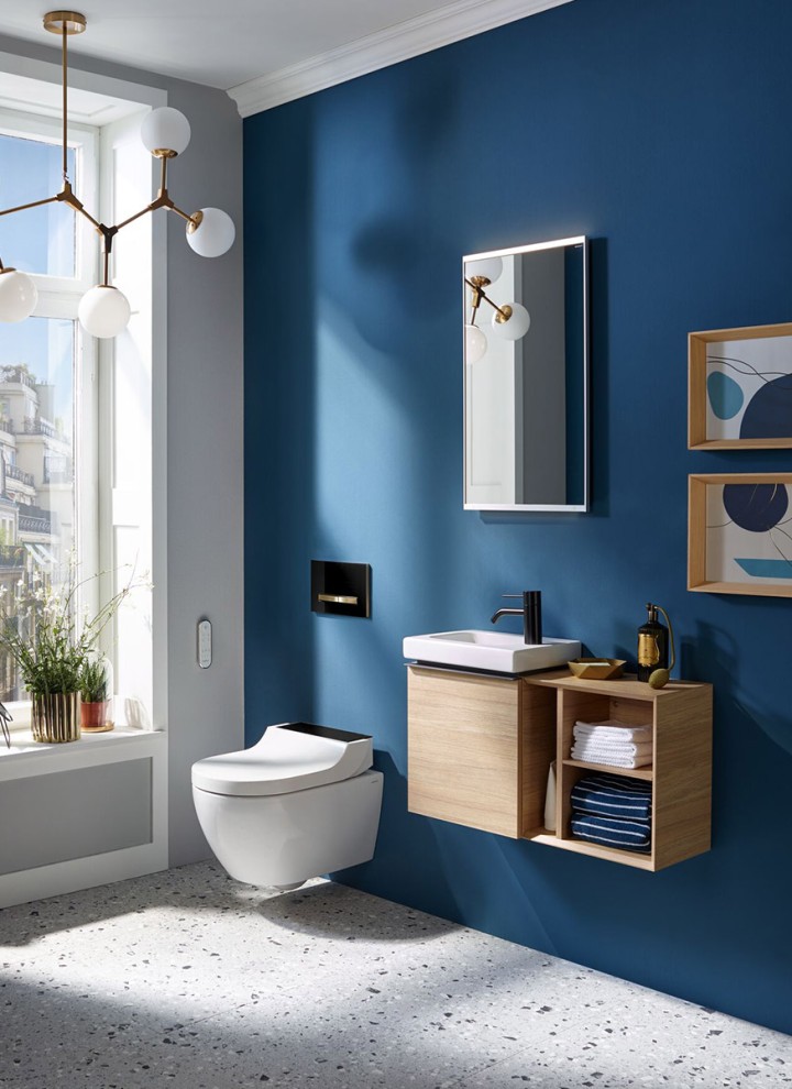 Badezimmer mit blauer Wand und Geberit Dusch-WC AquaClean Tuma