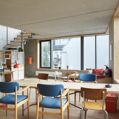 Untere Etage der Maisonettewohnung mit modernem Sitzbereich, © Stephan Baumann Untere Etage der Maisonettewohnung mit modernem Sitzbereich, © Stephan Baumann
