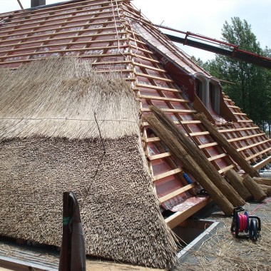 Dach wird mit Reet gedeckt