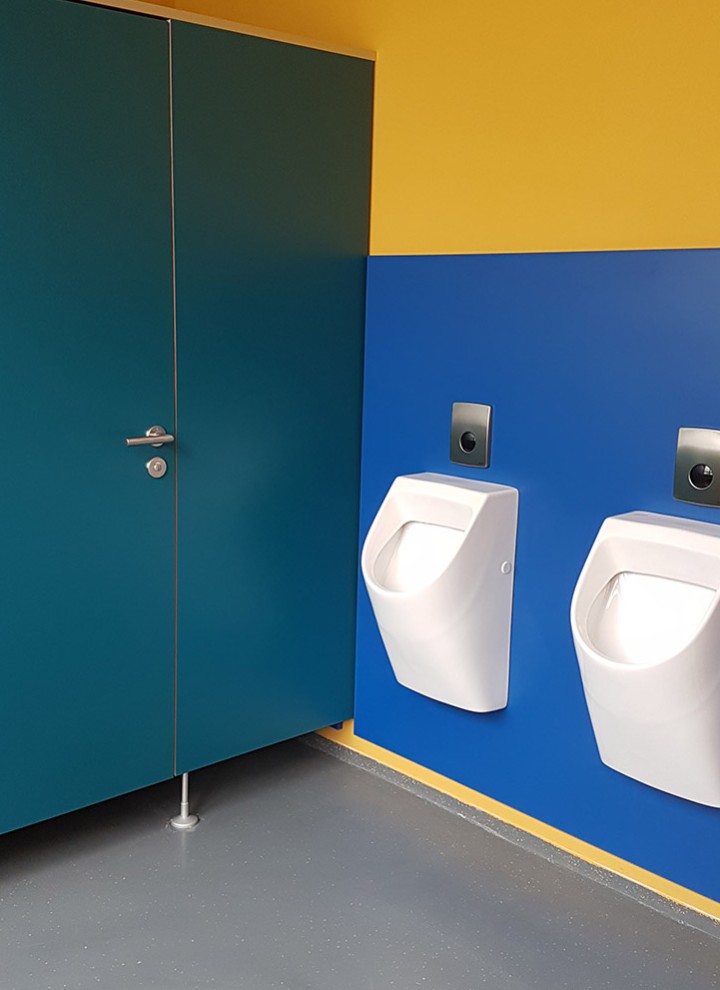 Farbkombination von Gelb und Blau in der Jungentoilette