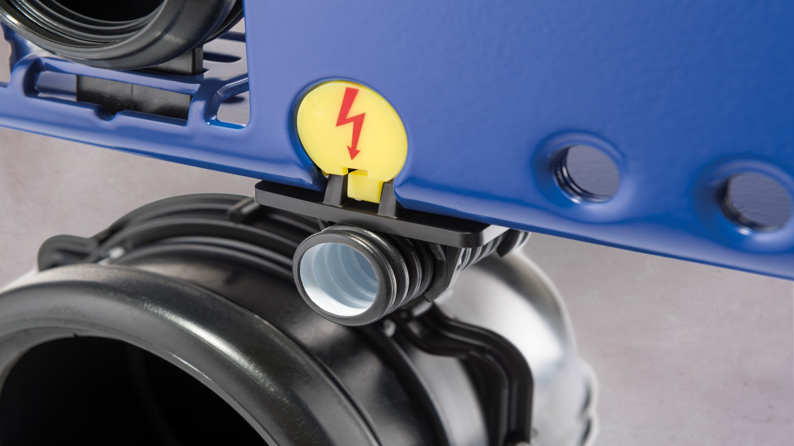 Ein Stromanschluss am WC macht es einfacher, Hilfsmittel wie Taster für die Spülauslösung oder Komfortfunktionen wie Dusch-WC und berührungslose Spülauslösung nachzurüsten. Ein Stromanschluss am WC macht es einfacher, Hilfsmittel wie Taster für die Spülauslösung oder Komfortfunktionen wie Dusch-WC und berührungslose Spülauslösung nachzurüsten.