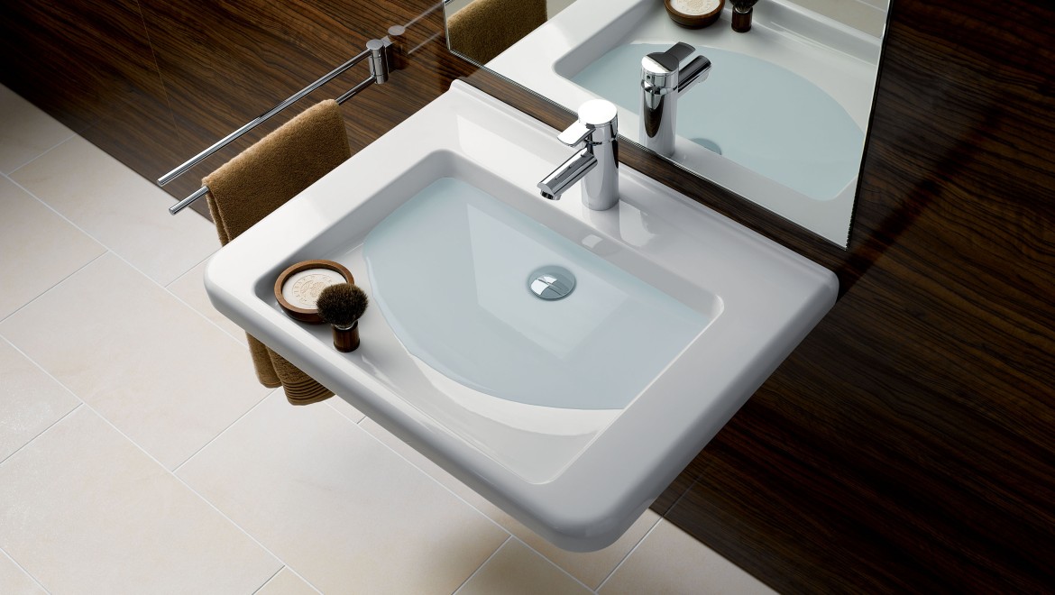 Waschtisch mit Wasserstufe zur halben Befüllung für halbtrockenen Ablagebereich in Nutzernähe. Waschtisch mit Wasserstufe zur halben Befüllung für halbtrockenen Ablagebereich in Nutzernähe.
