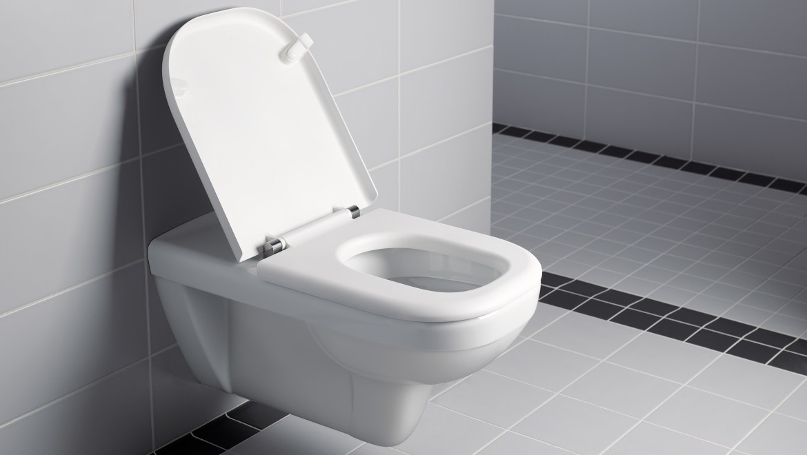 Ein WC mit vergrößerter Ausladung hilft unter anderem beim Übersetzen aus dem Rollstuhl.