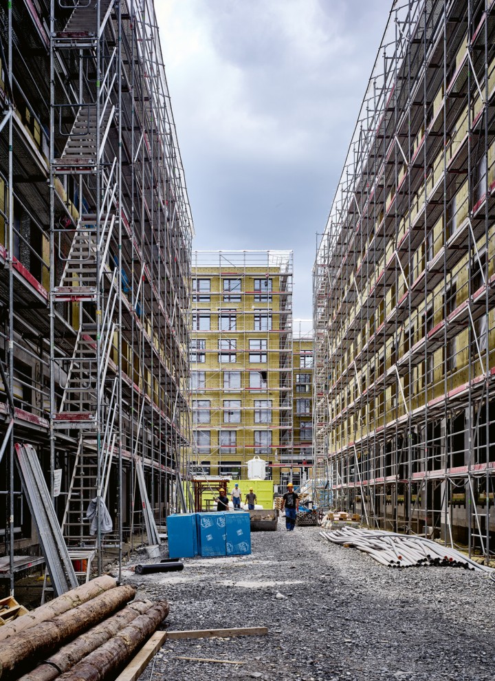 In diesem Neubaukomplex in der Schweiz entstehen nicht nur Shoppingflächen und Büroräume, sondern auch mehrere Hundert neue Wohnungen. In diesem Neubaukomplex in der Schweiz entstehen nicht nur Shoppingflächen und Büroräume, sondern auch mehrere Hundert neue Wohnungen.