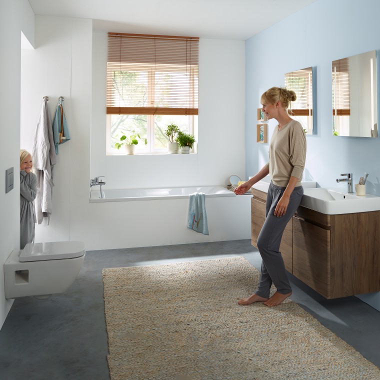 Geberit Option Basic Lichtspiegel; Geberit Renova Plan Waschtisch mit Unterschrank für Waschtisch, Nussbaum hickory hell; Geberit Betätigungsplatte Sigma30, Grundplatte und Designringe: Platte und Tasten: weiß, Designstreifen: weiß matt; Geberit Renova Plan Wand-WC, Rimfree® Geberit Option Basic Lichtspiegel; Geberit Renova Plan Waschtisch mit Unterschrank für Waschtisch, Nussbaum hickory hell; Geberit Betätigungsplatte Sigma30, Grundplatte und Designringe: Platte und Tasten: weiß, Designstreifen: weiß matt; Geberit Renova Plan Wand-WC, Rimfree®