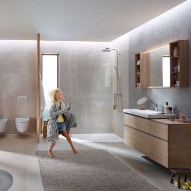 Geberit Option Plus Lichtspiegel; Geberit iCon Regal; Geberit iCon Waschtisch mit Unterschrank für Waschtisch, Eiche, Griff: lava; Geberit iCon Seitenschrank, Eiche, Griff: lava; Geberit Betätigungsplatte Sigma21, Grundplatte und Designringe: rotgold, Deckplatte und Tasten: weiß; Geberit iCon Wand-WC, Rimfree®; Geberit Duschwanne Olona, weiß matt Geberit Option Plus Lichtspiegel; Geberit iCon Regal; Geberit iCon Waschtisch mit Unterschrank für Waschtisch, Eiche, Griff: lava; Geberit iCon Seitenschrank, Eiche, Griff: lava; Geberit Betätigungsplatte Sigma21, Grundplatte und Designringe: rotgold, Deckplatte und Tasten: weiß; Geberit iCon Wand-WC, Rimfree®; Geberit Duschwanne Olona, weiß matt